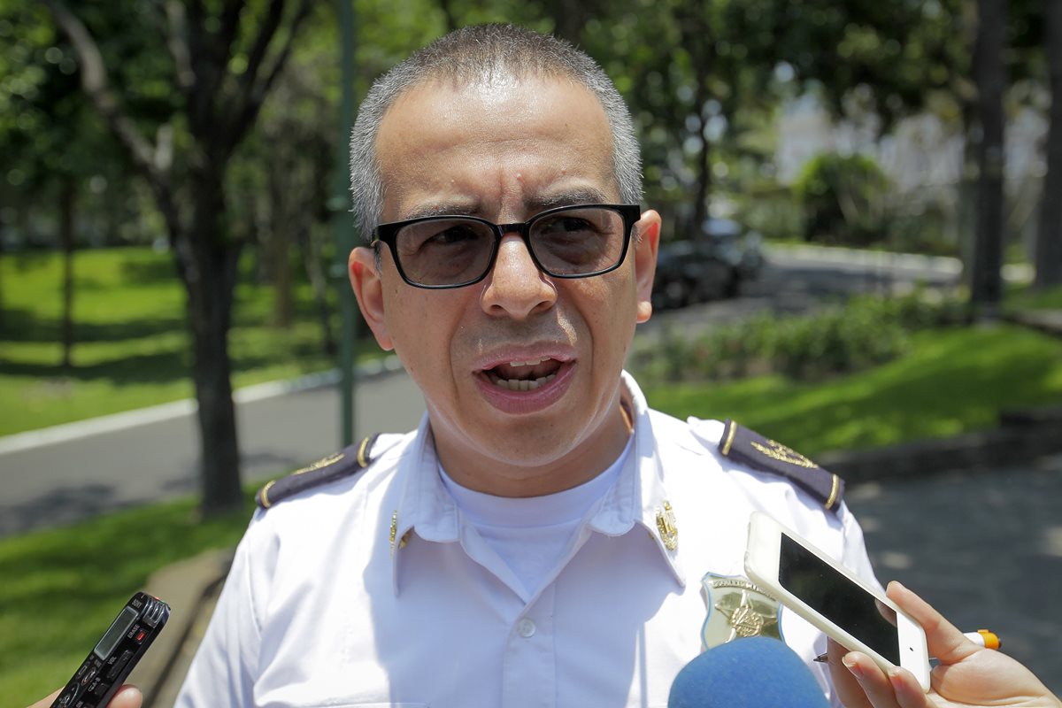 El director de la Policía Nacional Civil de El Salvador, Howard Cotto, habla acerca de las detenciones efectuadas. (Foto Prensa Libre: EFE).