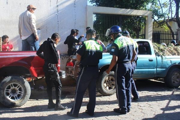 Autoridades observan el lugar donde fueron baleados dos primos en Jutiapa. (Foto Prensa Libre: Óscar González) <br _mce_bogus="1"/>