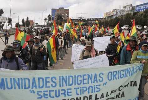 Miles de indígenas amazónicos de Bolivia llegan a La Paz el lunes para pedir que se apruebe la construcción de la polémica ruta. (Foto Prensa Libre: AFP)