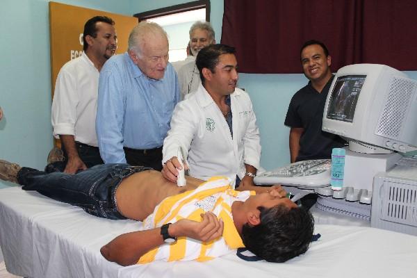 Médico del hospital de San Benito, Petén, examina a un paciente en la nueva clínica.