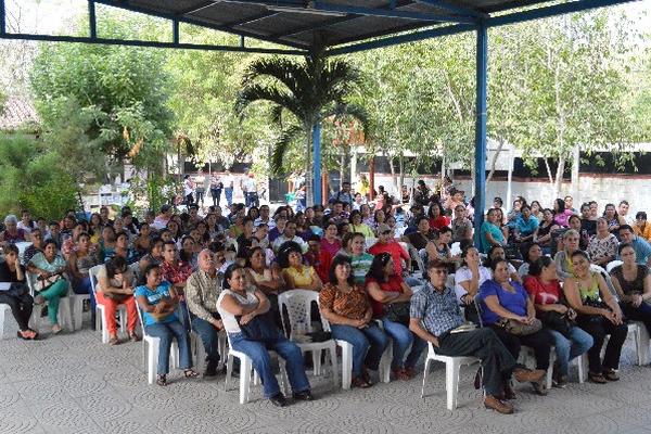 Mentores por contrato de la ciudad de Zacapa, quienes participaron en asamblea.