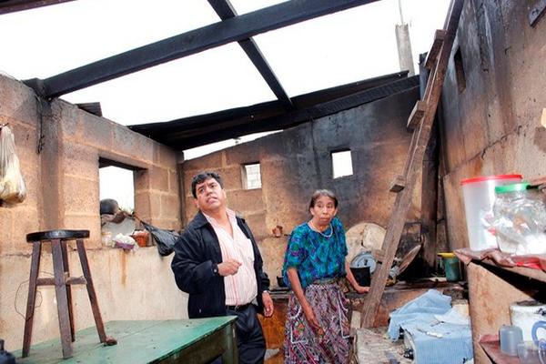 Varias familias residentes en Sumpango, Sacatepéquez resultaron afectadas por el ventarrón que afectó ese municipio. (Foto Prensa Libre: Víctor Chamalé)<br _mce_bogus="1"/>