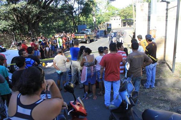 Curiosos observan el cadáver de un hombre que fue linchado por una turba en un sector de la zona 2 de Escuintla. (Foto Prensa Libre: Enrique Paredes)<br _mce_bogus="1"/>