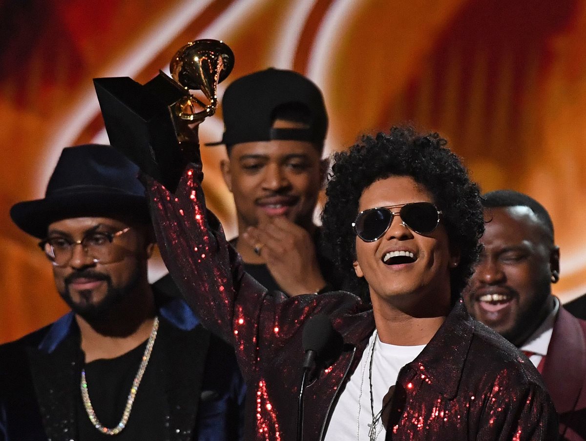 Bruno Mars se consagra en la gala de los premios Grammy Prensa Libre
