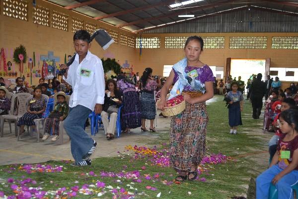 Jóvenes participan en el festival de las Neubi, en   San  José  Chacayá, Sololá.