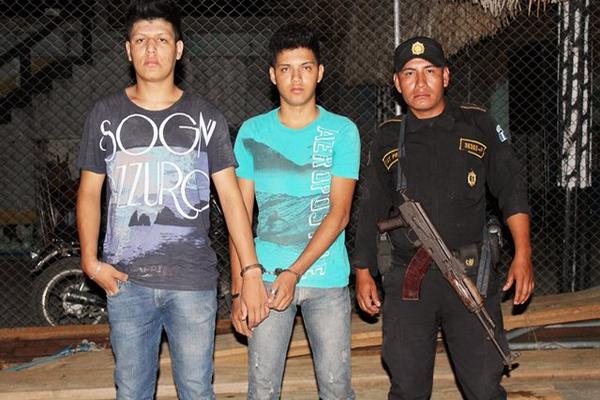 Jefferson Quijano y Samuel Juárez, de 18 años de edad, son sindicados de numerosos delitos en Puerto Barrios, Izabal. (FOTO PRENSA LIBRE: Edwin Perdomo)<br _mce_bogus="1"/>