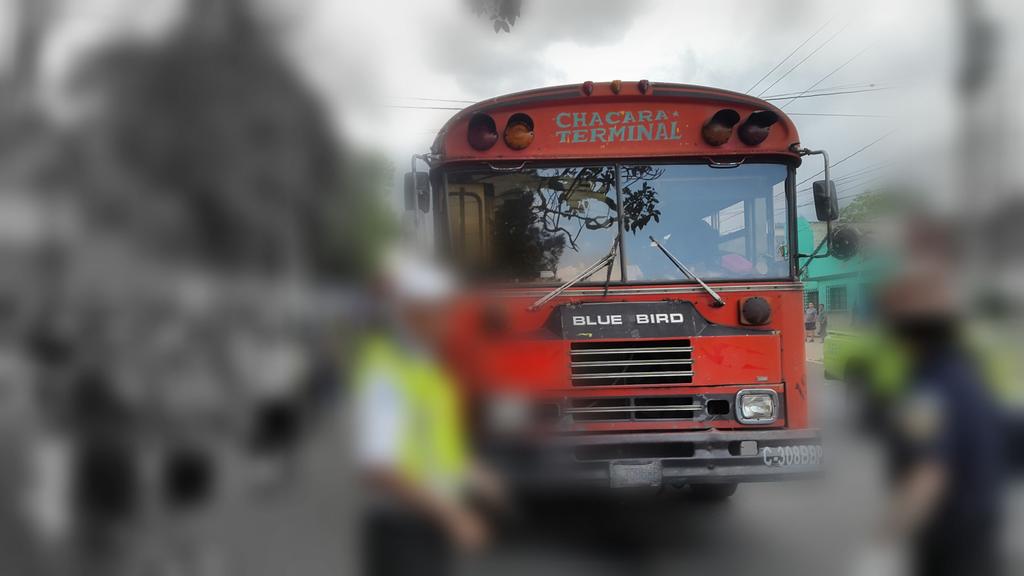 Tres heridos deja ataque a un bus de la ruta Chácara en la zona 5. (Foto Prensa Libre: @mi_bella_ciudad)