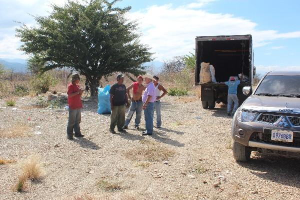 Un  camión   traslada  la basura.