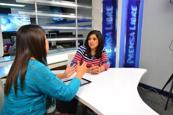 Olga Orellana, educadora y consultora de la OEI —derecha—, durante El Consultorio.