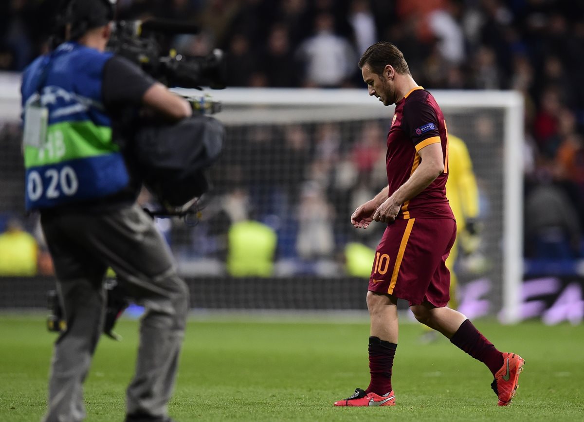 Francesco Totti cuando abandona el terreno de juego en Madrid. (Foto Prensa Libre: EFE)