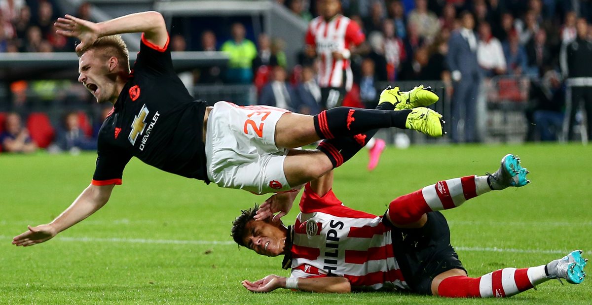 Este fue el momento en que Luke Shaw sufrió la doble fractura tras una fuerte entrada de Héctor Moreno. (Foto Prensa Libre: AP)