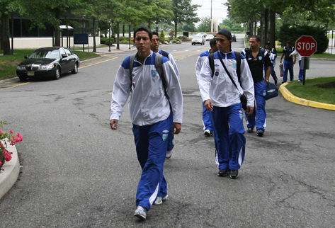 Los seleccionados efectuaron la primera parte de su trabajo este viernes temprano y por la tarde, reconocerán la gramilla del Nuevo Estadio de Meadowlands. (Foto Prensa Libre: Fernando Ruiz)