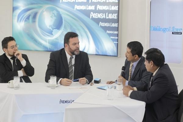 Gary Estrada,  analista, y Édgar Camargo, director del Sistema  Penitenciario, conversan con los periodistas Gustavo Montenegro y Byron  Vásquez.