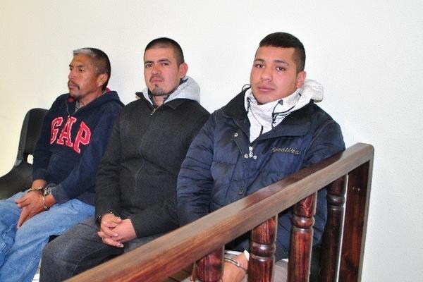 Los tres sindicados de tres muertes, durante la audiencia efectuada en el Juzgado de Tercera de Instancia Penal de Quetzaltenango. (Foto Prensa Libre: Alejandra Martínez)