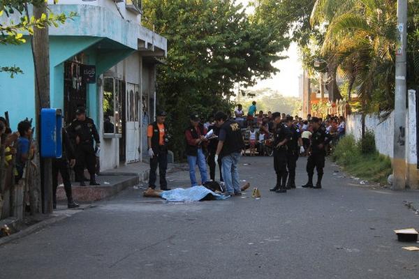 Ministerio Público busca evidencias en el lugar del ataque. (Foto Prensa Libre: Carlos Paredes)<br _mce_bogus="1"/>