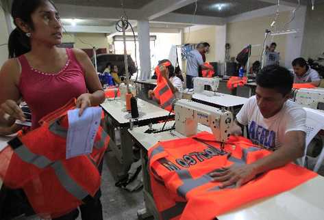 En varios negocios se confeccionaban ayer chalecos con  números de placas de  motos.