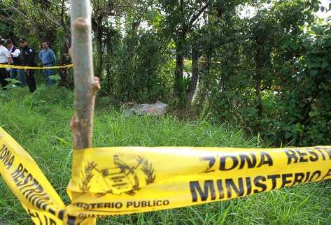 El área en donde fue localizado el cadáver de la niña Jennifer Alejandra Vásquez Alquijay  fue acordonada por investigadores, para resguardar la escena del crimen.