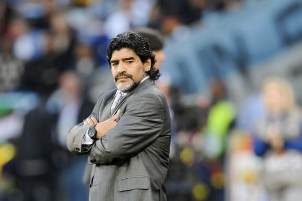 El ídolo argentino Diego Maradona se ofrece a trabajar con Pep Guardiola. (Foto Prensa Libre: AFP)