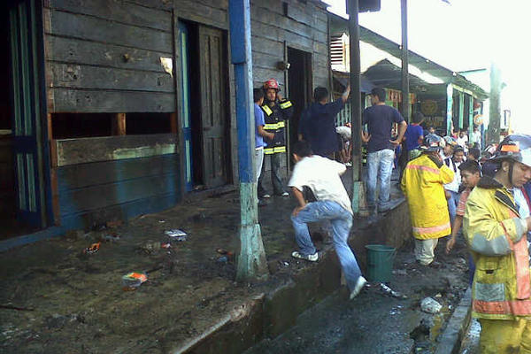 Bomberos controlaron el incendio a manera de que no llegara al mercado. (Foto Prensa Libre: Alex Coyoy)<br _mce_bogus="1"/>