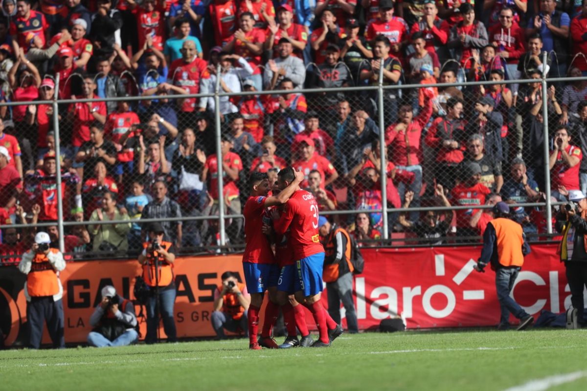 Municipal dejó buenas sensaciones a su afición y esperan encarar de la misma manera la fase semifinal. (Foto Prensa Libre: Jeniffer Gómez y Francisco Sánchez)