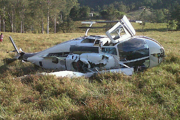 Un helicóptero se precipitó a tierra en un sector de San Antonio La Paz, El Progreso; el piloto resultó ileso a pesar del percance. (Foto Prensa Libre: Twitter)