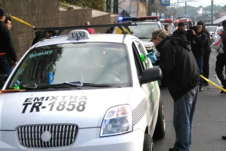 Autoridades analizan el vehículo en el que era transportado el cadáver de un hombre que murió de pancreatitis. (Foto Prensa Libre: HemerotecaPL)