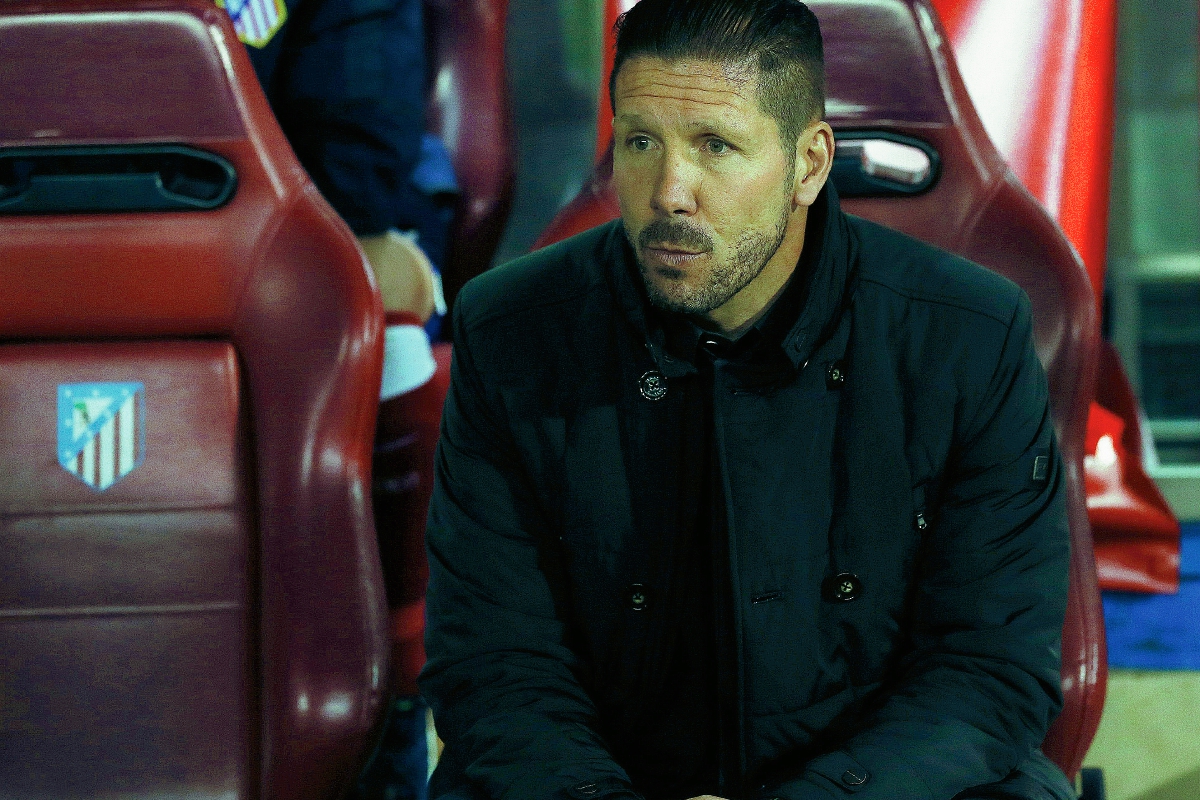 El entrenador del Atlético de Madrid, el argentino Diego Simeone, seguirá en el banquillo de entrenador hasta el 2020. (Foto Prensa Libre: EFE)