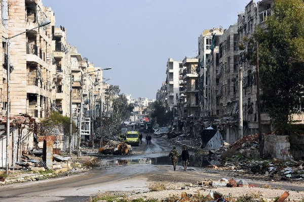 Los bombardeos del ejército sirio dejaron destrucción en Zabadia y Salah Eddin en Alepo. (Foto Prensa Libre: EFE)