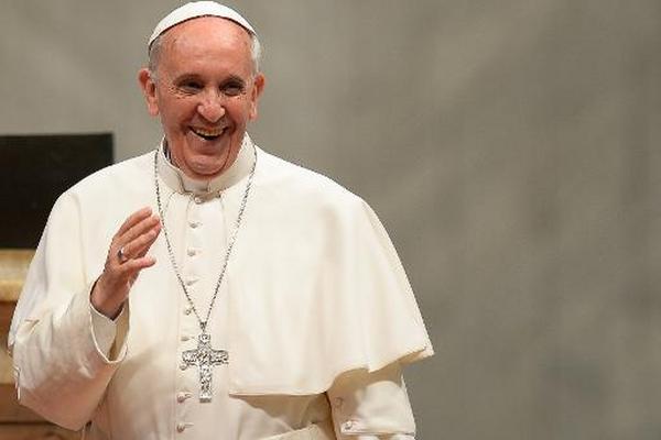 El papa Francisco saluda a los fieles durante una misa en la basílica de San Pedro. (Foto Prensa Libre: AFP).