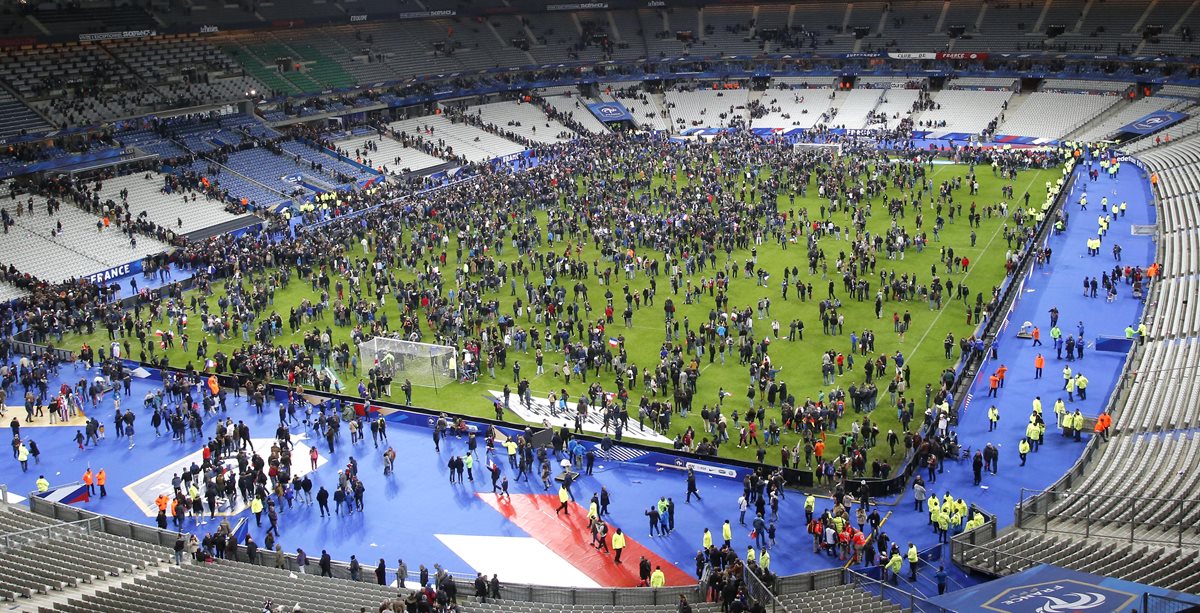 Los espectadores bajaron a la cancha del estadio tras conocerse los atentados. (Foto Prensa Libre: AP)