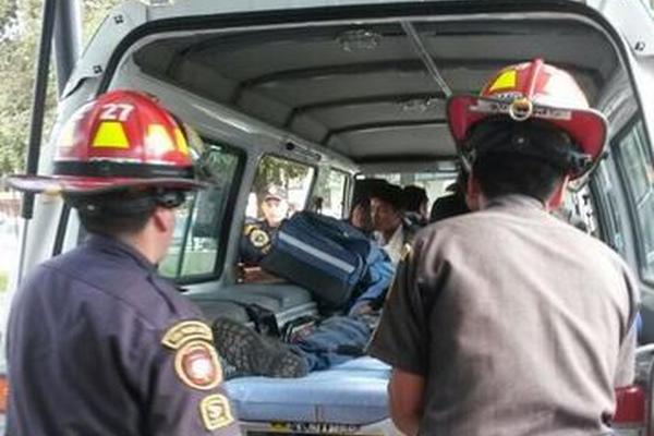 Bomberos ingresan un herido al hospital de San Marcos. (Foto Prensa Libre: Bomberos Municipales Departamentales)<br _mce_bogus="1"/>