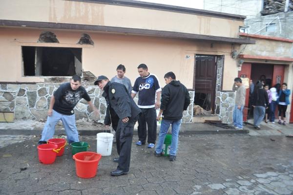 Vecinos se organizador para apagar el fuego. (Foto Prensa Libre: Mike Castillo)