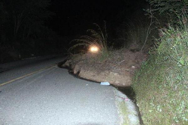 Derrumbe ubicado en el kilómetro 79.9 de la ruta entre Sansare, El Progreso y Jalapa. (Foto Prensa Libre: Hugo Oliva) <br _mce_bogus="1"/>