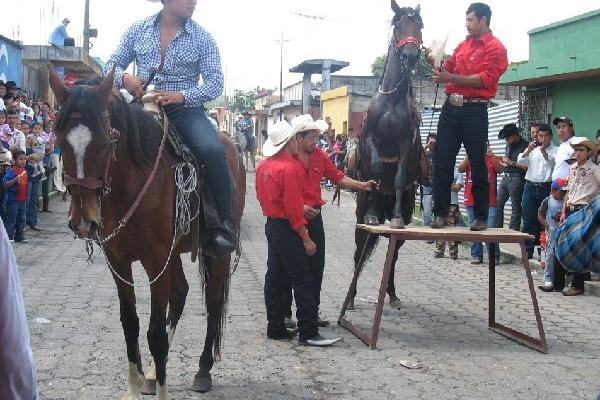 Jinetes muestran destrezas de sus caballos en el desfile que se organizó por la feria de Zaragoza.