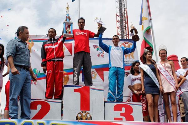 Fondistas nacionales ocuparon los primeros tres lugares en medio marató en Salamá, Baja Verapaz. (Foto Prensa Libre: Carlos Grave)<br _mce_bogus="1"/>