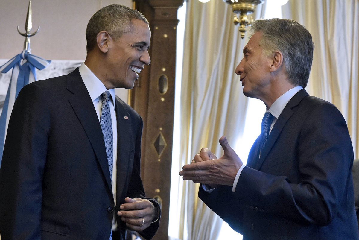 Barack Obama (i), se reúne con Mauricio Macri (d), en la sede del gobierno argentino. (Foto Prensa Libre: AFP).