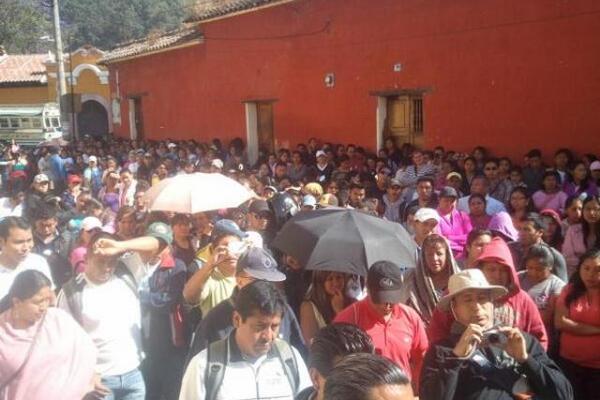 Maestros protestan en una de las calles de Antigua Guatemala, Sacatepéquez. (Foto Prensa Libre: Miguel López) <br _mce_bogus="1"/>