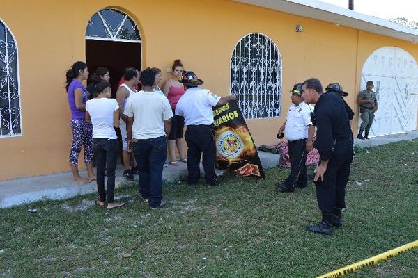 Bomberos cubren  el cuerpo de Luis Adalberto Cruz,  en la colonia Punilá 2, Zacapa.