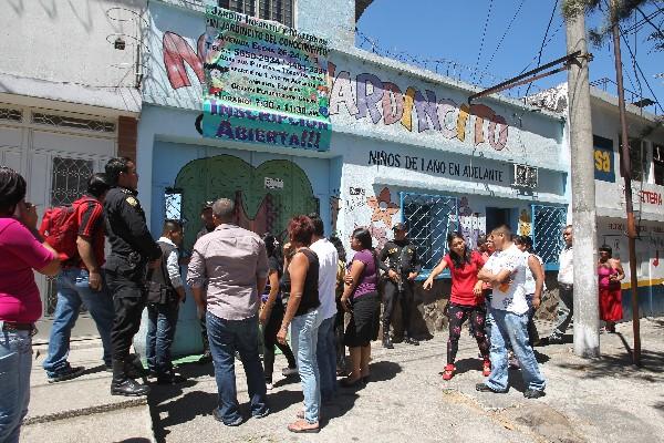 familiares recogen a niños de   colegio Mi Jardincito, zona 3, donde fue apresada Andrea   Gramajo.