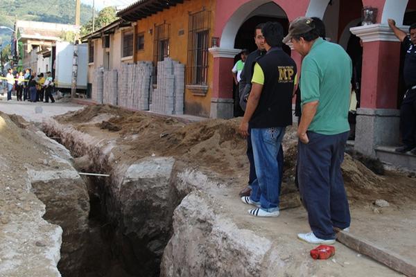 Fiscales del Ministerio Público ya se encuentran inspeccionando el lugar donde se localizó la osamenta en Jocotenango, Sacatepéquez. (Foto Prensa Libre: Miguel López)<br _mce_bogus="1"/>