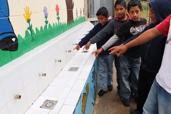 Estudiantes muestran el lugar de donde fueron robadas las llaves de agua en la escuela de cantón Xatinap Quinto Centro. (Foto Prensa Libre: Óscar Figueroa)