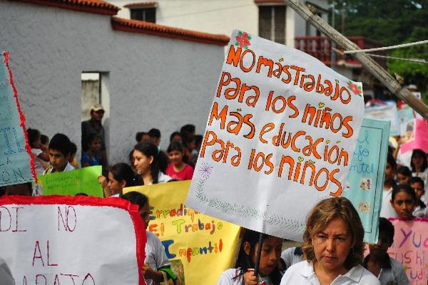 En la caminata   en Santa Cruz Muluá, Reu, los participantes exigen que se invierta en educación.