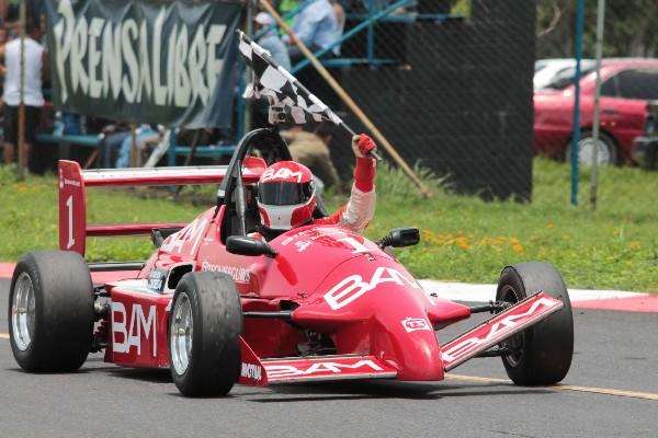 Diego Cuestas se coronó campeón en  la Fórmula Mazda en el 2013 y quiere revalidar la corona. (Foto Prensa Libre: Hemeroteca PL)