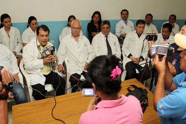 Los médicos efectuaron la denuncia durante una conferencia de prensa. (Foto Prensa Libre: Eduardo Sam Chun)<br _mce_bogus="1"/>