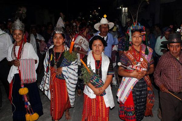 Dinora Cortez, electa Alí Ajaw, y Violeta Raxcaco, la saliente, (segunda y derecha de izquierda a derecha) encabezaron el desfile. (Foto Prensa Libre: Carlos Grave)