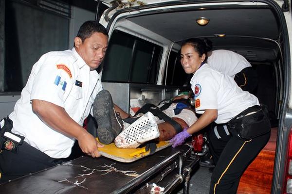 Estuardo David Ordóñez, 20, es trasladado al Hospital Regional de Retalhuleu después de haber sido arrollado. (Foto Prensa Libre: Rolando Miranda)