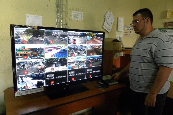 Las imágenes captadas por las  cámaras  en Mazatenango  son observadas desde un centro de monitoreo   en la  sede de la PMT.