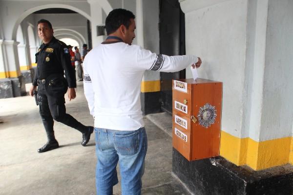 vecino utiliza el buzón  colocado   en corredor de la Comisaría 21, en  la ciudad  de Jutiapa.