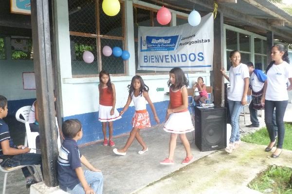 Niñas presentan danza durante clausura de programa, en Petén.