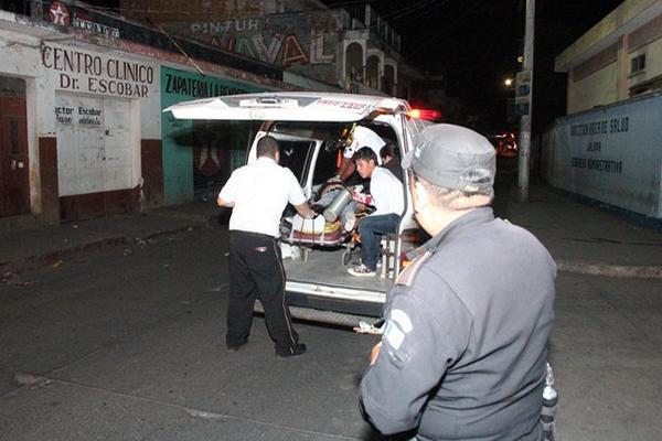 Socorristas trasladan al Hospital Nacional de Jalapa al maestro Luis Adrián Vásquez. (Foto Prensa Libre: Hugo Oliva)